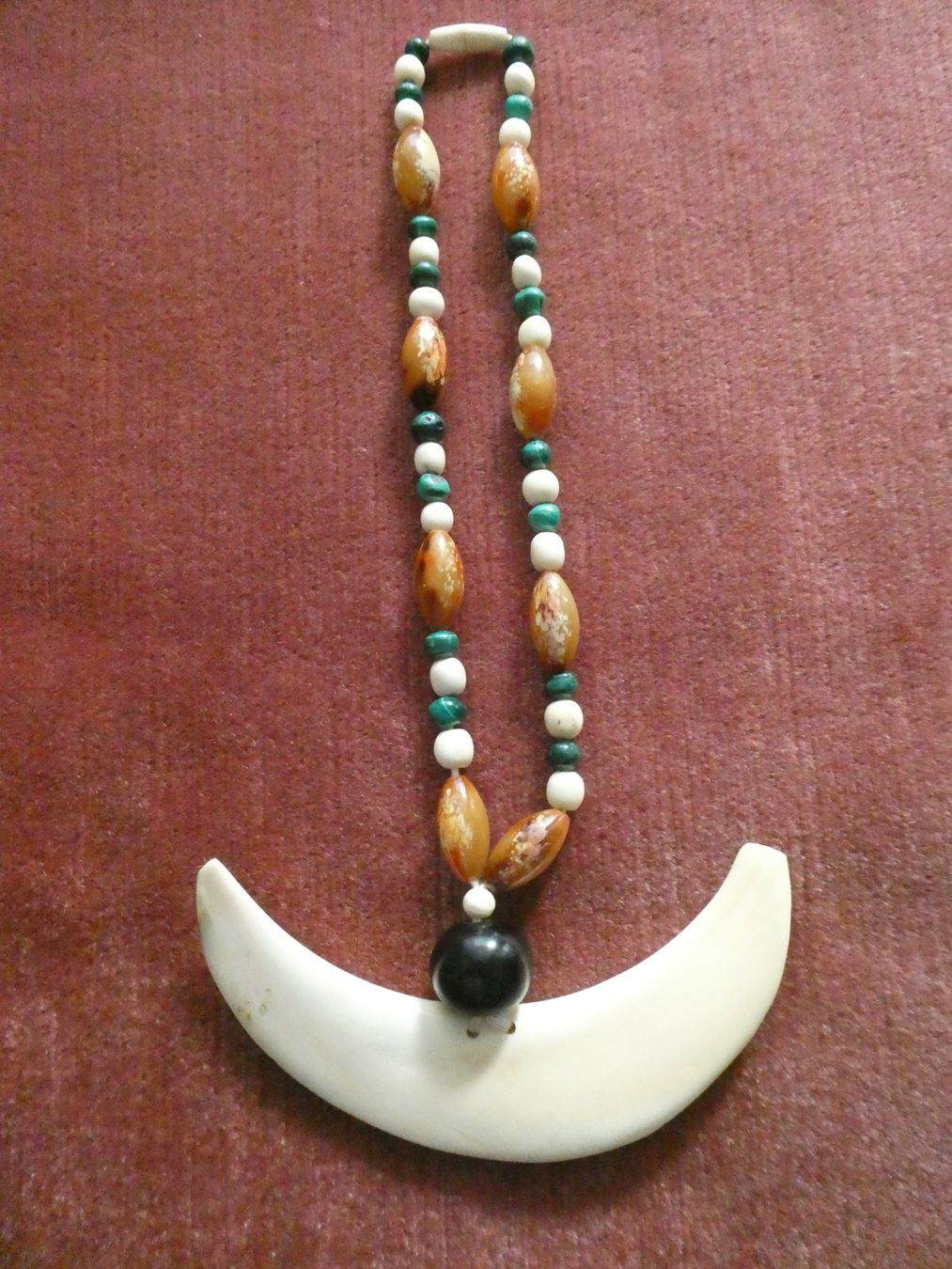Catenine: Afrikanische Perlenkette mit Stosszahn – Usato da Basel venduto da Robyn
