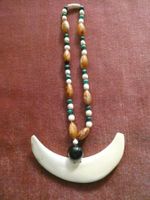 Afrikanische Perlenkette mit Stosszahn