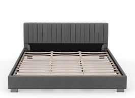 Doppelbett mit einzigartigem Samtbezug