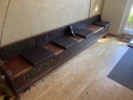 Antike Sitzbank mit Bauernmalerei und voller Geschichte