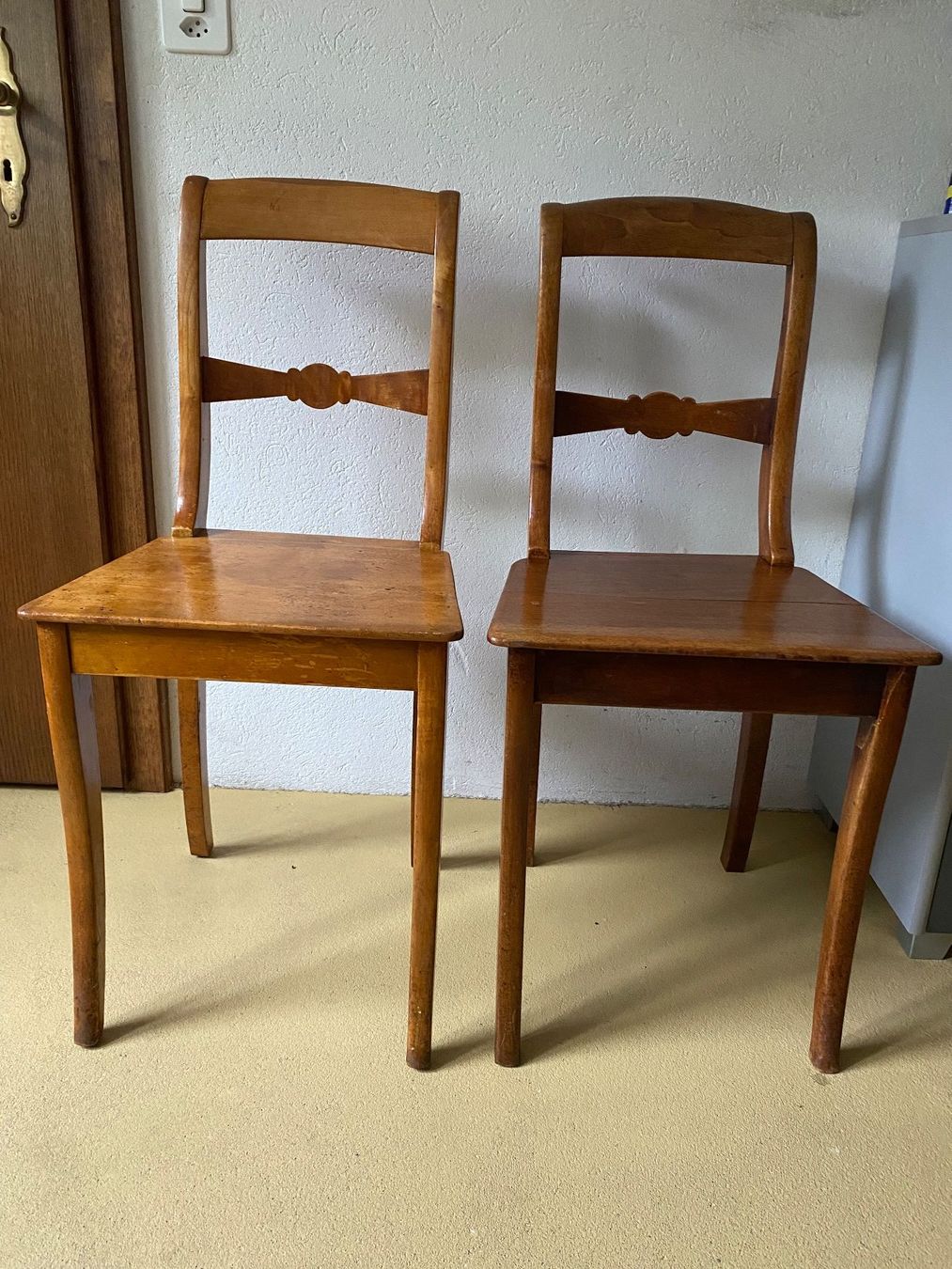 24 Gebrauchte Holzstühle (Modell 214-25) – Guter Zustand, Leichte Gebrauchsspuren, Stabil Und Funktionstüchtig, Ideal Für Events Oder Betriebe