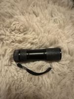 Kompakte LED Taschenlampe schwarz mit Handschlaufe