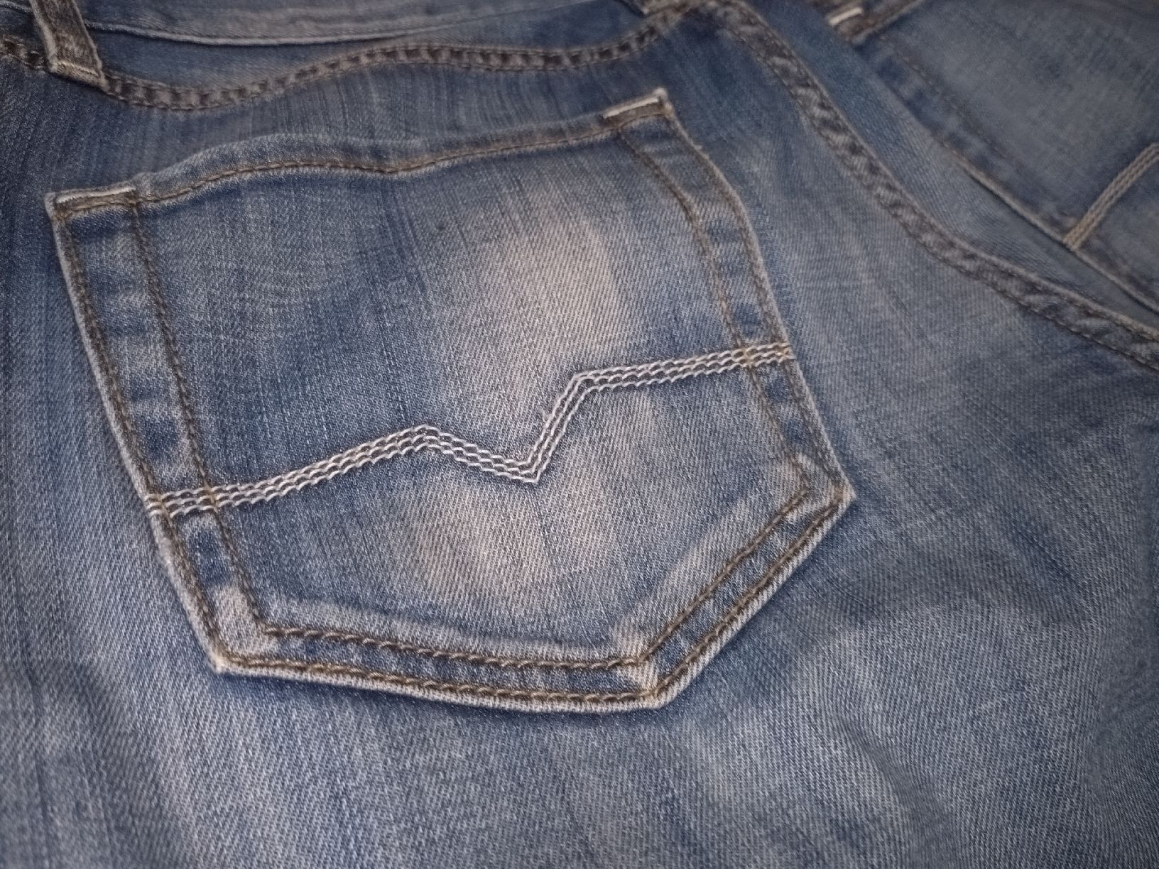 Hugo Boss Jeans: Jean Hugo Boss, taille 33/34, TBE – Usato da Farvagny-le-Grand venduto da LaCaverne 5
