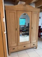 Schöner, alter Schrank aus Massivholz