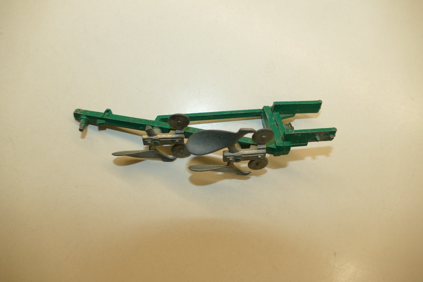 Britains Modellini d'auto: Britains Ltd: Dreischarpflug – Usato da Niederhasli venduto da rail-duerst 1