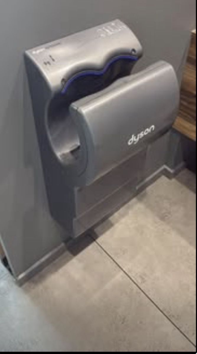 Handtuchhalter: Sèche mains Dyson air laide – Gebraucht aus Grandvillard von cha_k88q