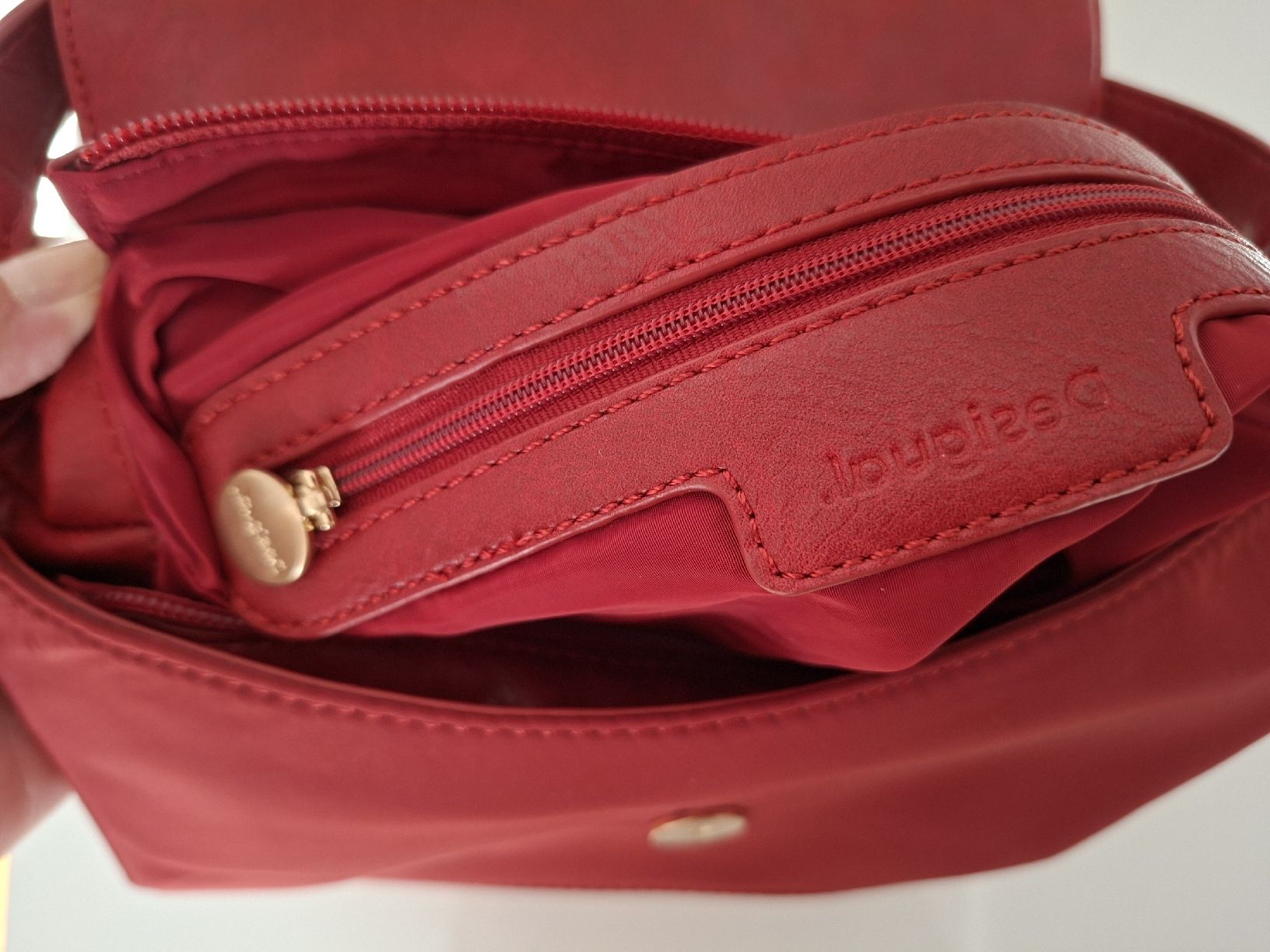 Desigual Zaini: Desigual sac à dos rouge brodé – Nuovo (secondo la descrizione) da Lutry venduto da Sim_Sta 5
