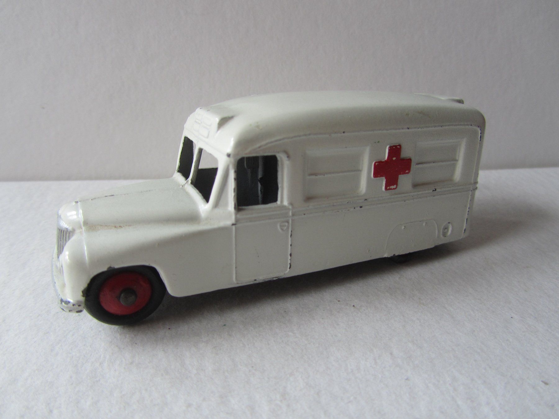 Dinky Toys Modellini d'auto: Daimler Ambulance, Dinky Toys – Usato da Weiningen ZH venduto da dietsch57