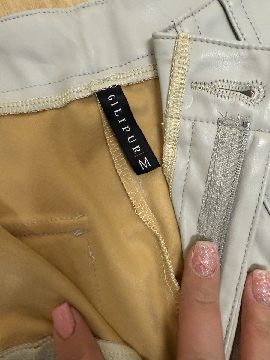 Pantalons: Trendige Kunstlederhose in Hellgrau, Gr. M – D'occasion à Kölliken par Vivii01 2