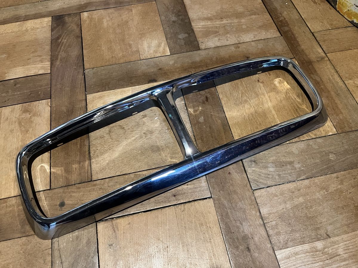 Jaguar Tutti pezzi di ricambio auto: Oldtimer Kühlergrill Frontgrill Jaguar XJ40 – Usato da Wiesenberg venduto da swissantik