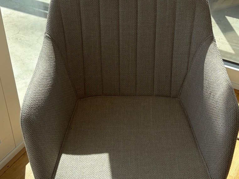 Jysk Tischset: Jysk Round table 120 cm with 4 chairs – Gebraucht aus Pratteln von nad_b9cx 4