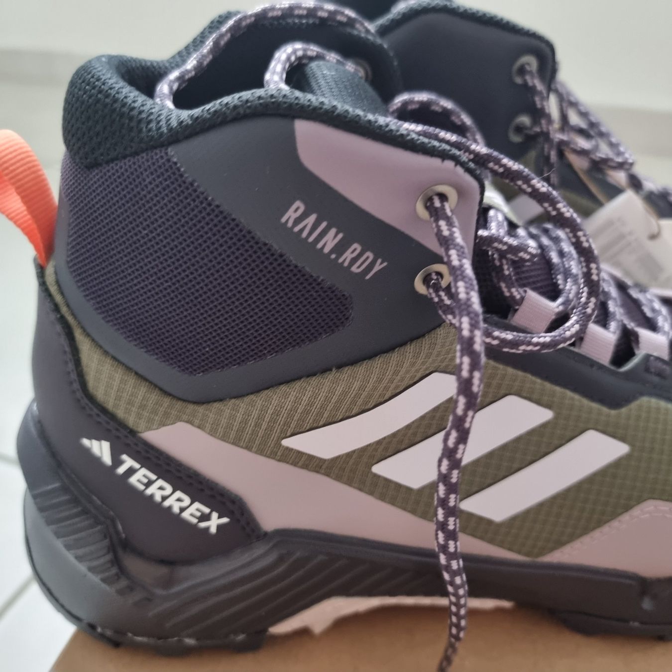 Adidas Damenschuhe: NEUE Adidas Terrex Wanderschuhe Wasserfest, Gr. 40 2/3 – Neu und originalverpackt aus Arth von Africa44 1