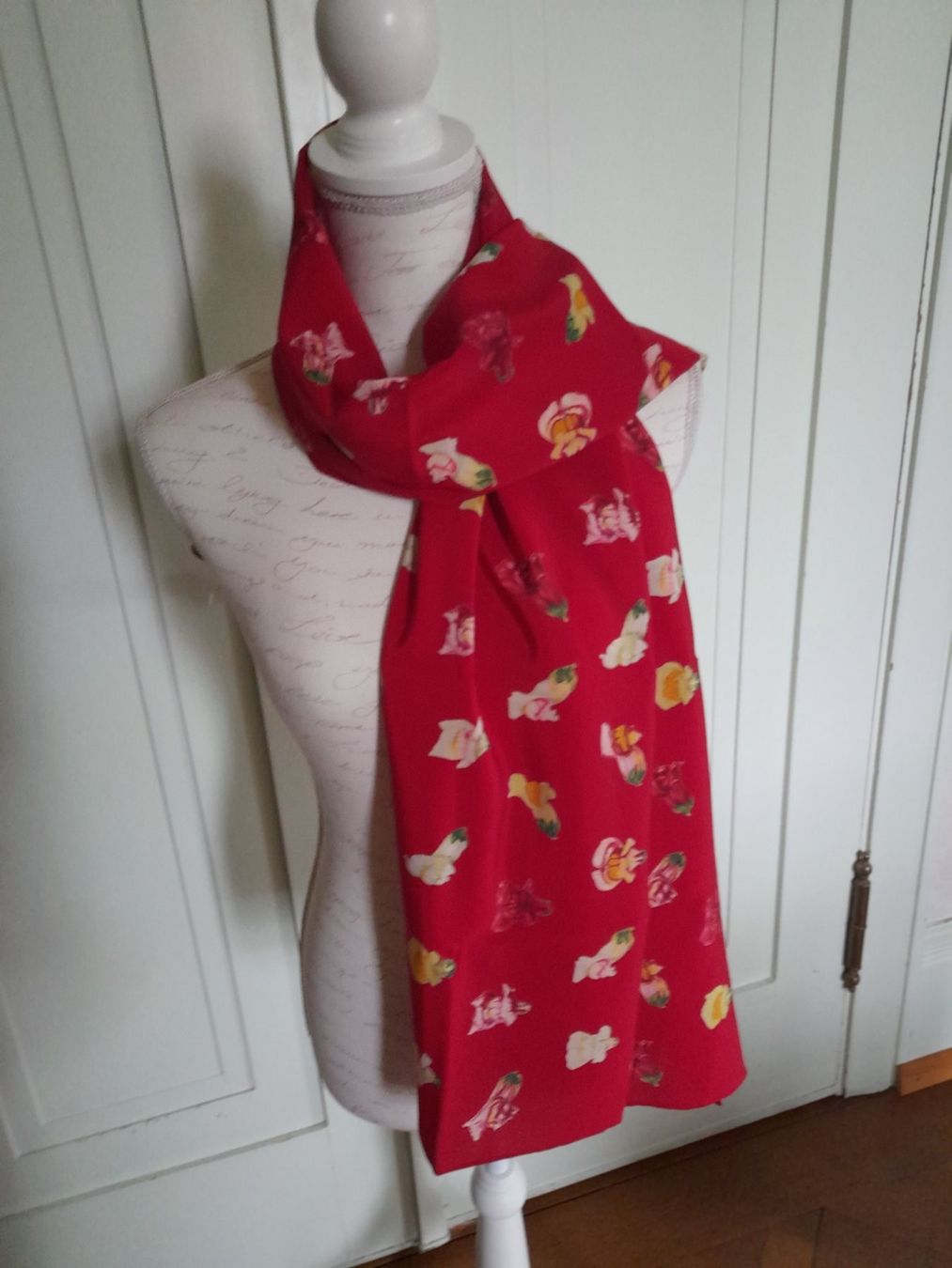 Fabric Frontline Foulard & Sciarpe: FRÖHLICHER SCHAL MIT LÖWENMÄULCHEN VON FABRIC FRONTLINE – Usato da Lenzburg venduto da mayfair02