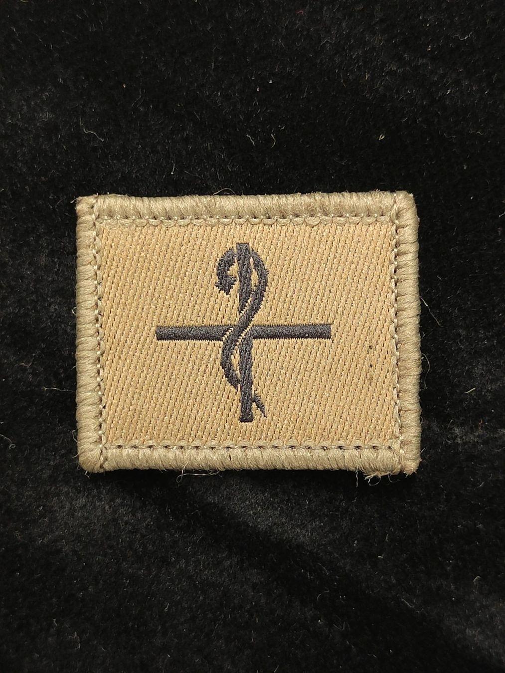 Schweizer Armee Placchette & Badge: Funktionsabzeichen Sanitätssoldat, Variante 1 – Usato da Bauma venduto da SwissMilitaria