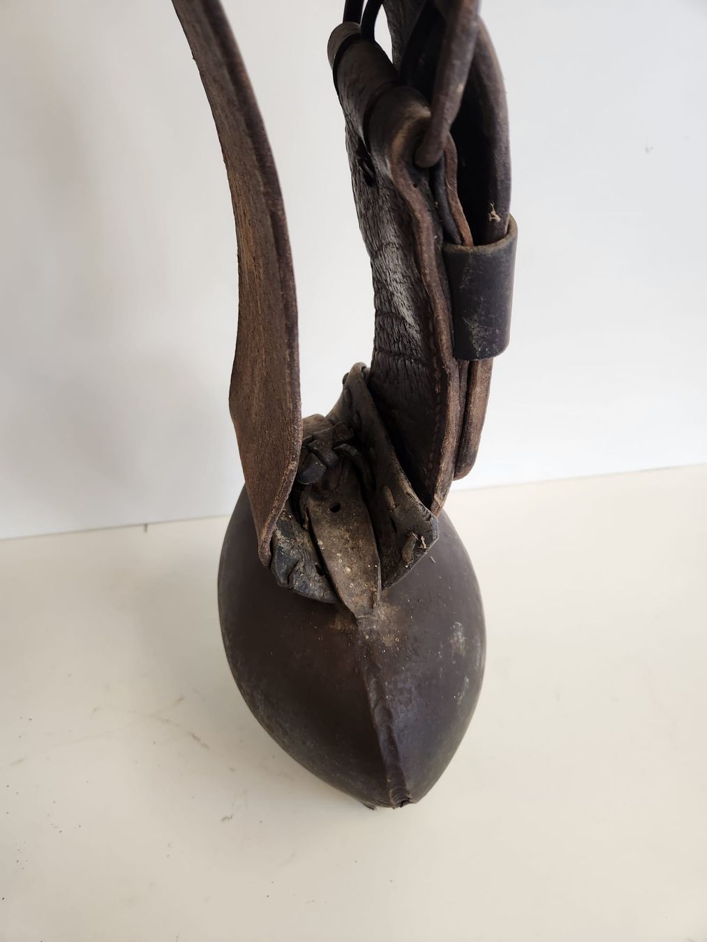 Campanacci mucche: Alte Trychelle mit Lederband (defekt) – Difettoso da Tuggen venduto da Zweitechanceboutique 1