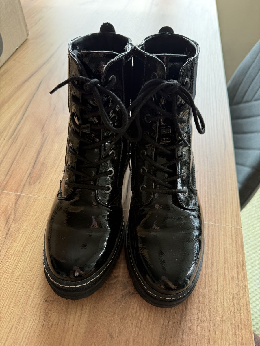 Scarpe da donna: Schwarze Glanz-Boots Gr. 39 – Usato da Schlieren venduto da NM_Nici 1