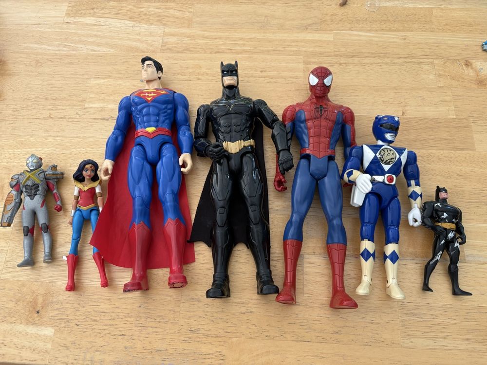 LOT 20 FIGURINES ASTERIX MATRIX SUPERMAN BATMAN SPIDERMAN