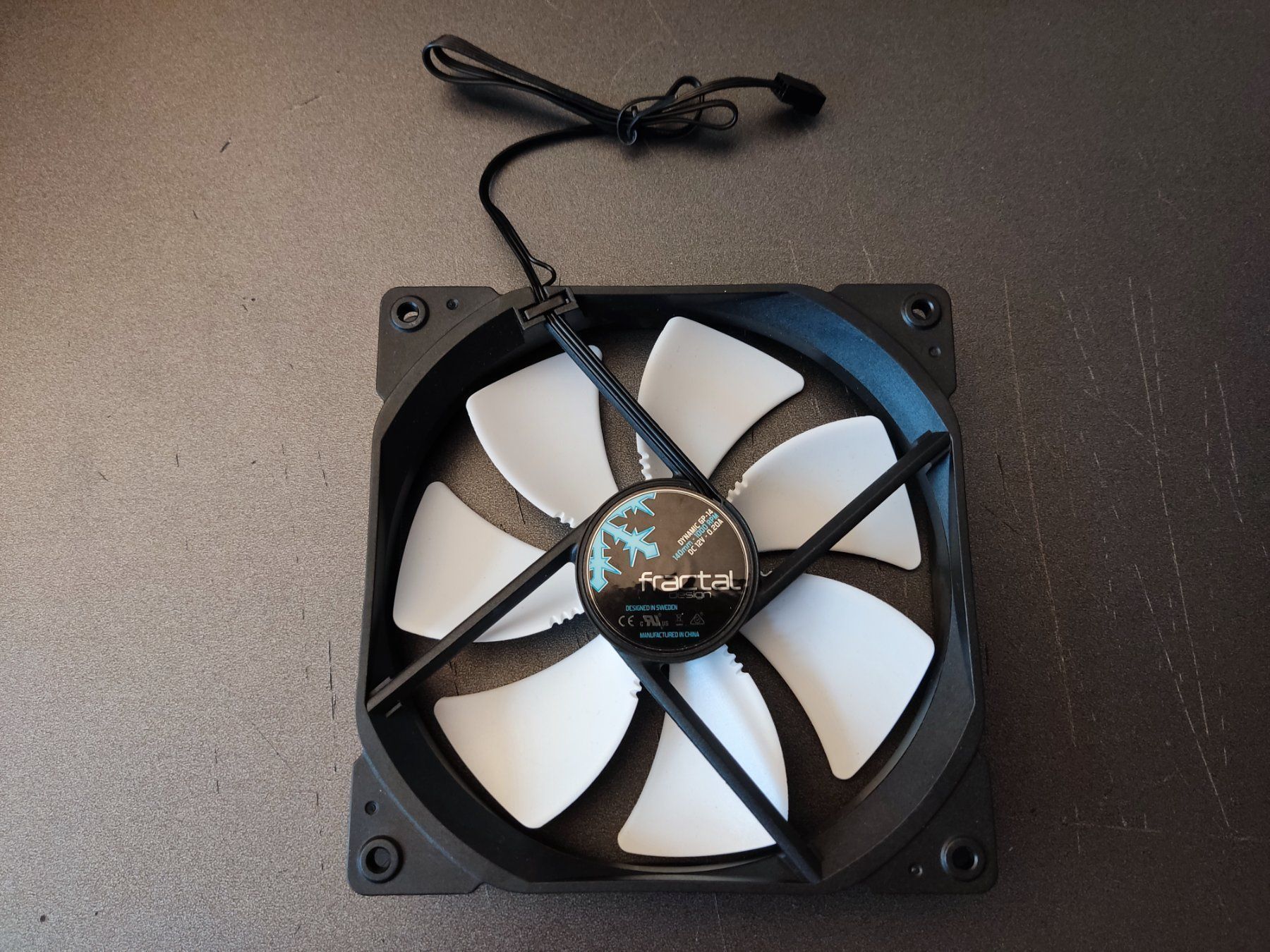 Custodie: Fractal Dynamic GP-14 PWM 140 mm Lüfter – Usato da Thundorf venduto da Swizzzly 1
