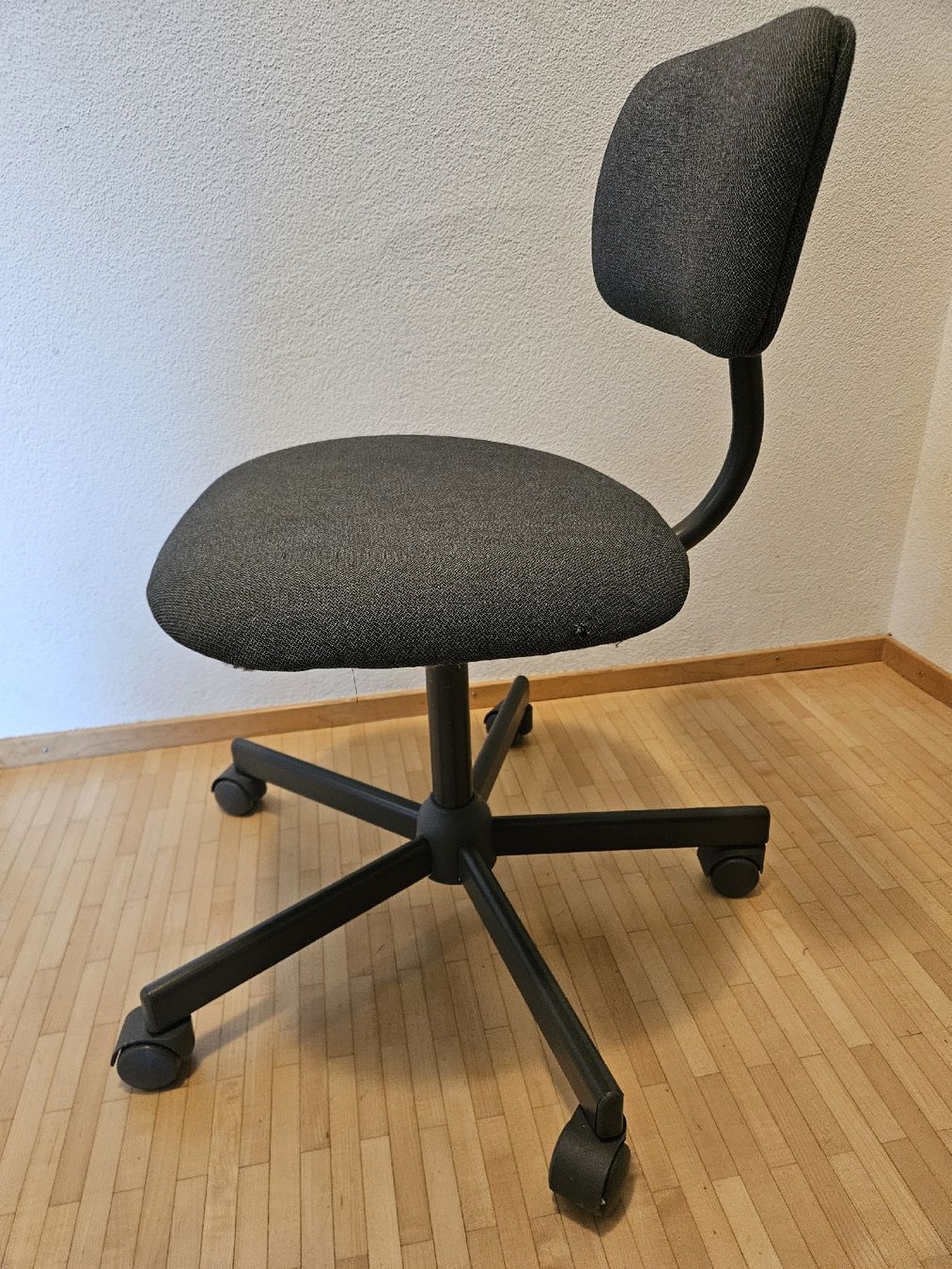 Sedie a rotelle: Ikea Bürostuhl Bleckberget grey, drehbar, rollbar – Usato da Horgen venduto da e_mob 1