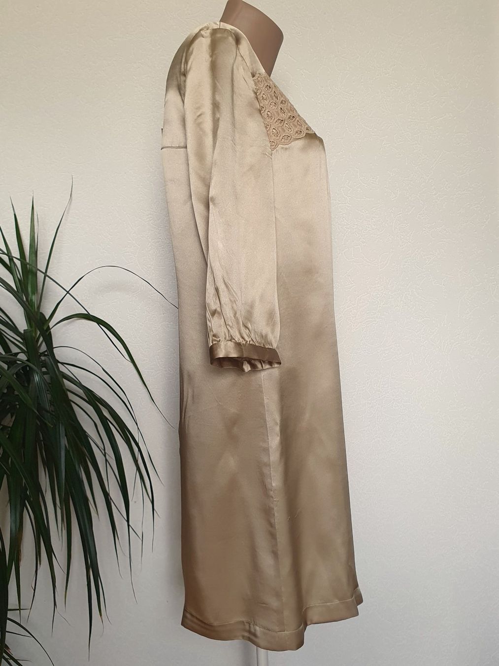 Robes: Robe en soie brodée beige – Neuve – Taille M – Neuf avec emballage d'origine à boudry par Let_20 5