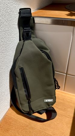 Trendiger BODYBAG - absolut neu mit USB Anschluss fürs Handy