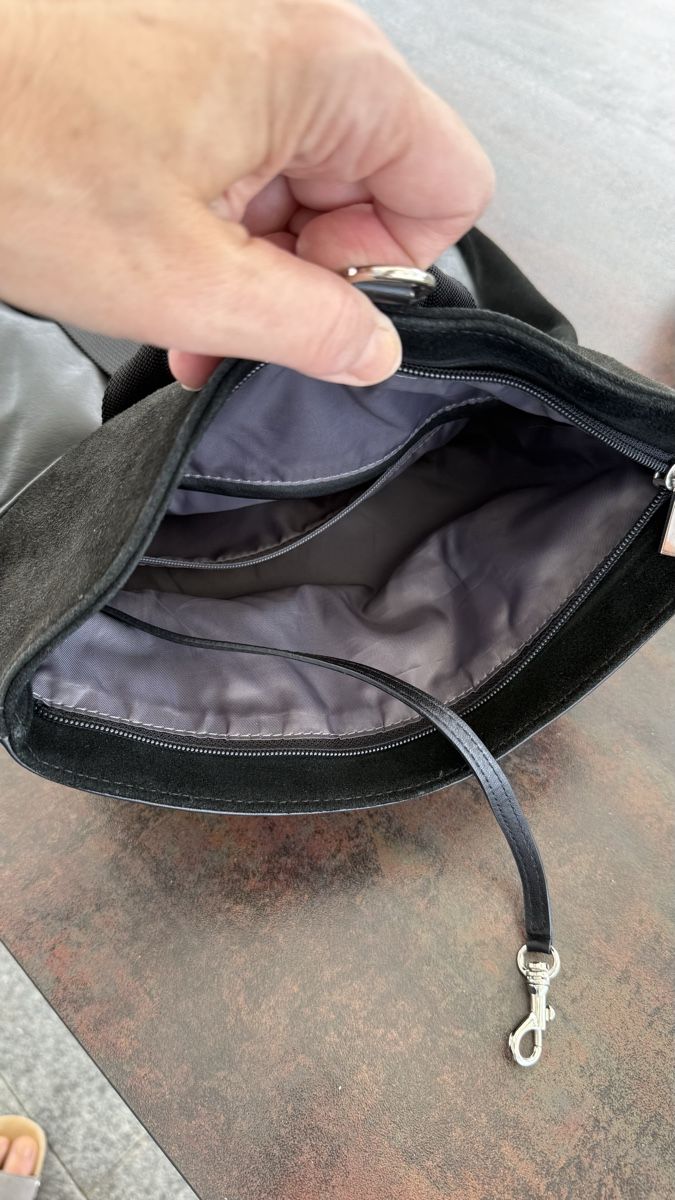 Bree Rucksäcke: Schwarzer Lederrücksack mit Wildleder-Klappe, 2 Fächer, top  – Gebraucht aus Oberrohrdorf von Happyday05 3