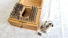 Potence d'horloger dans boîte en bois