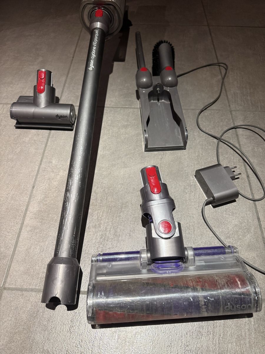 Dyson Aspirateurs & Accessoires: Dyson V10 Cyclone  – D'occasion à Claro par KarinS84 2