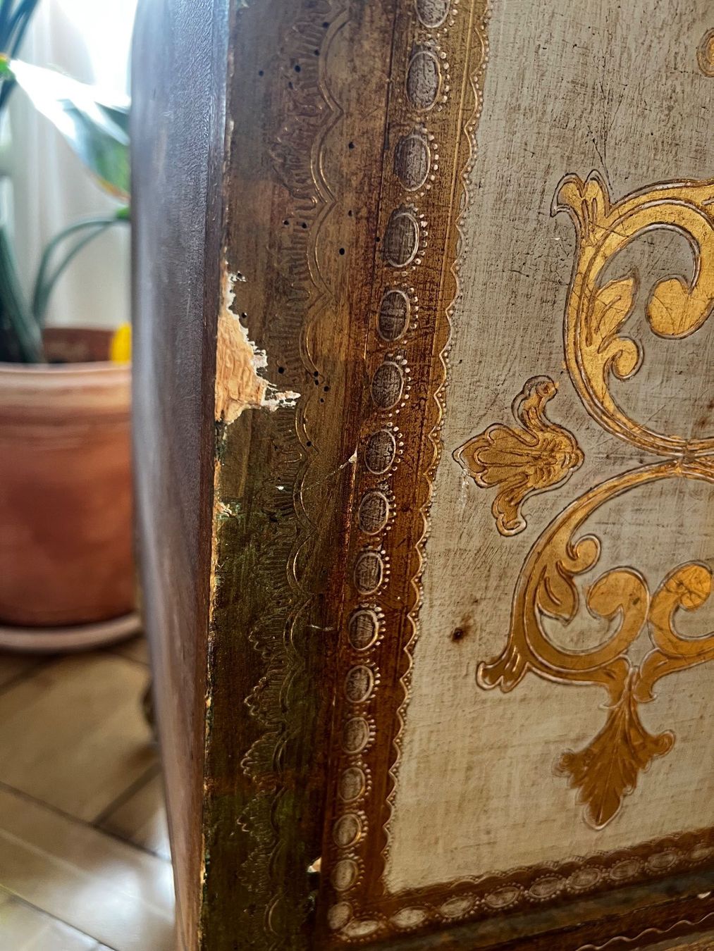 Tables de nuit: Venezianischer Nachttisch Gold / Grau – D'occasion à Zürich par Allys-Closet 7