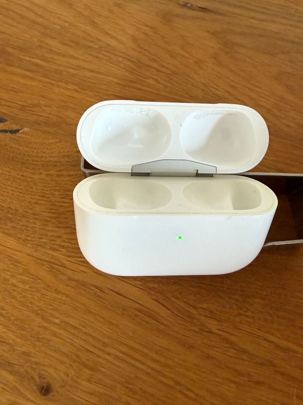 Apple Cuffie: APPLE AirPods Pro 2 Charging Case – Usato da Lausanne venduto da Nine1982