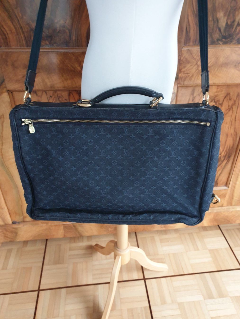 Louis Vuitton Sacs: Louis Vuitton Denise Navy Monogram Messenger Tasche – D'occasion à Bottmingen par sandy_2 3
