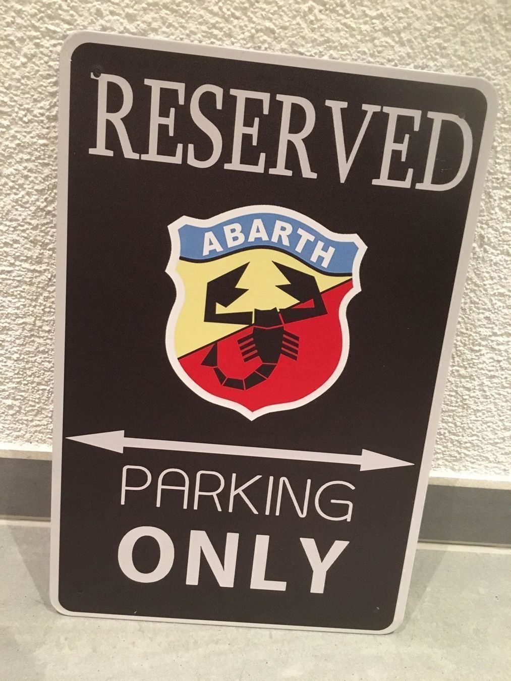 Insegne: ABARTH PARKING ONLY! TOP ANGEBOT NEU – Nuovo e nell'imballaggio originale da Seon venduto da Aaargauer01 1