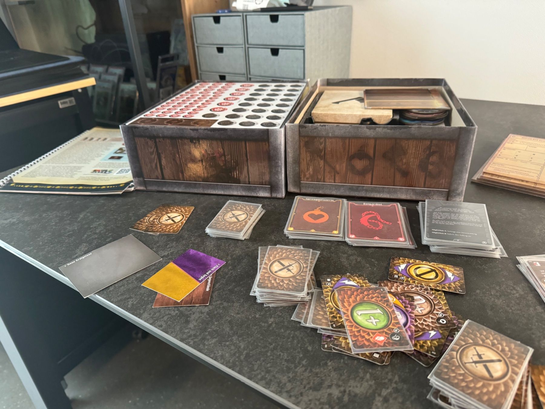 Spiele: Gloomhaven + Pranken des Löwen Paket – Gebraucht aus Winterthur von J-Keller87 3