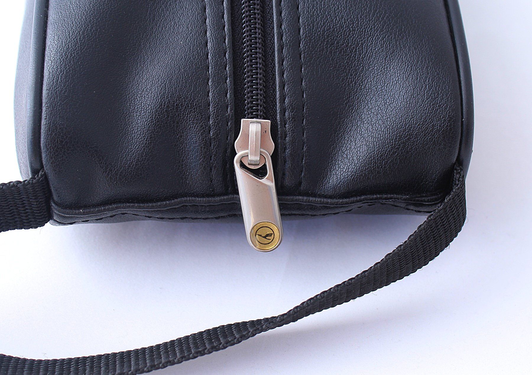 Borse: Kleine schwarze Lufthansa Tasche Zipper mit Reissverschluss – Usato da Zürich venduto da Auctionata 2