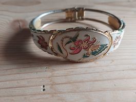 Antike Armspange mit Blumenmuster