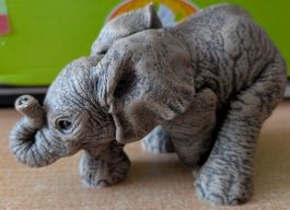 Eléphant de la collection Herd de Martha Carey "Sniff", 1994