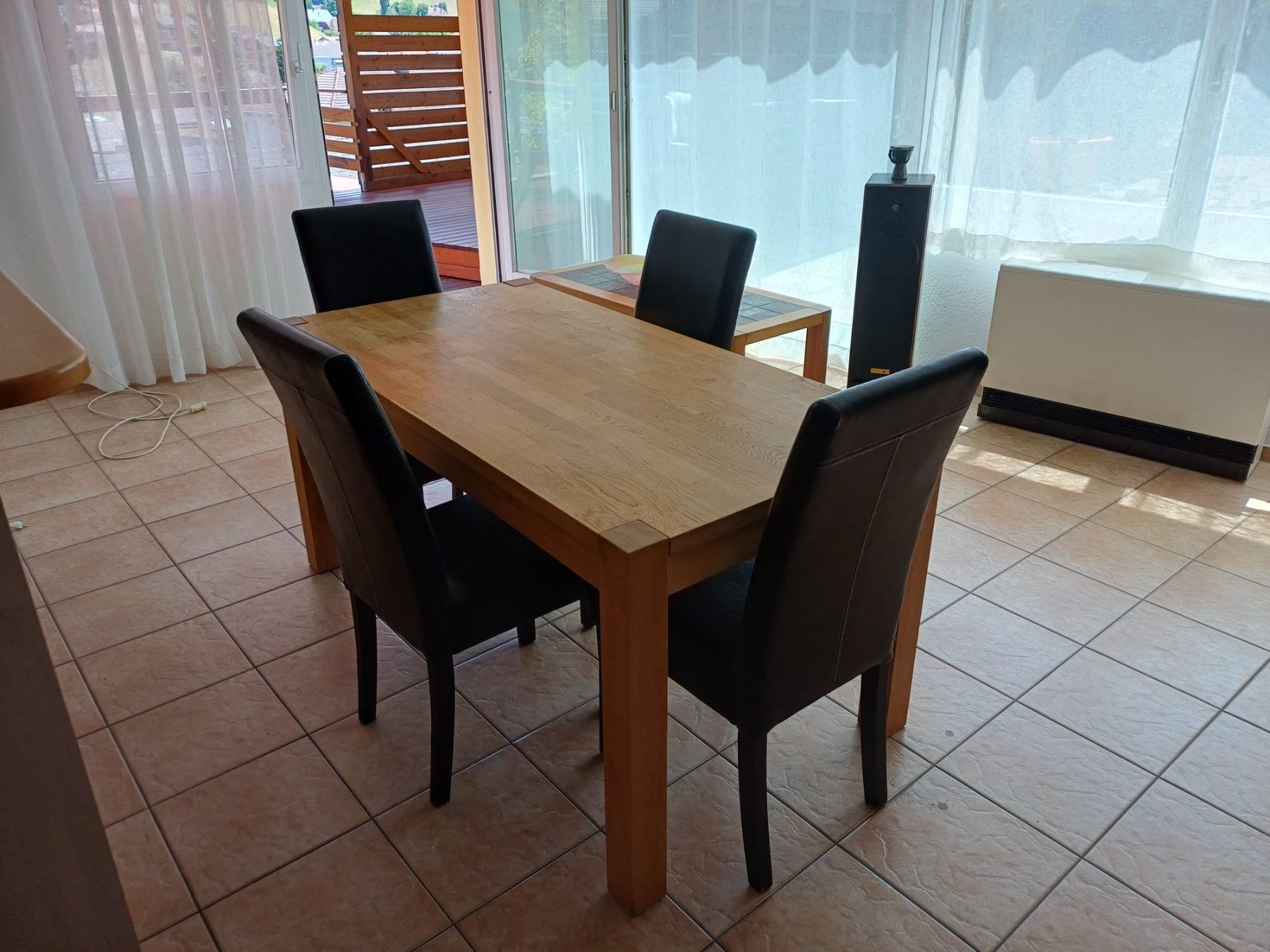 Set de table et chaises: Holztisch mit vier Stühlen. – D'occasion à Oberdiessbach par Calippa 1
