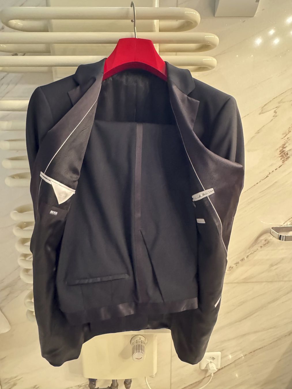Hugo Boss Completi: Smoking Hugo Boss, Grösse 48 – Nuovo (secondo la descrizione) da Weiningen ZH venduto da jules01 1