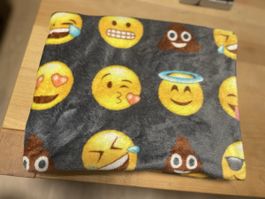 Kuscheldecke mit Emoji Motiv grau weich guter Zustand