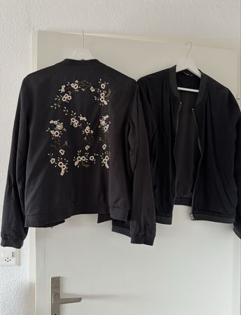 Schwarze Bomberjacke mit Blumenmuster, Grösse M, Top! (50)