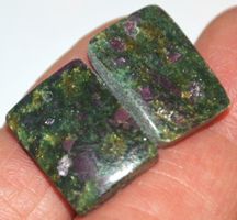 Cabochon Set gelocht L-6823 – 1 Paar Rubin Fuchsit – je ca.