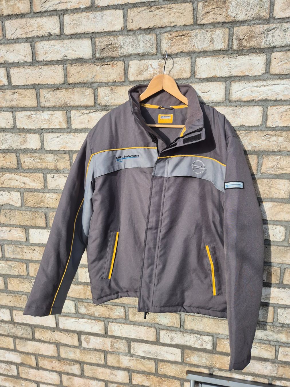 Giacche: Opel Performance Collection Jacke, Grau/Gelb, Gr. L - Top – Nuovo (secondo la descrizione) da Bassersdorf venduto da retrolab