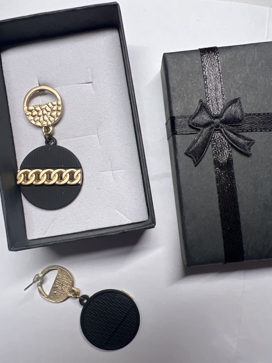 Orecchini pendenti & Orecchini a lobo: Boucles d'oreilles noires et dorées tendance – Nuovo (secondo la descrizione) da Chenens venduto da anasantos90 1