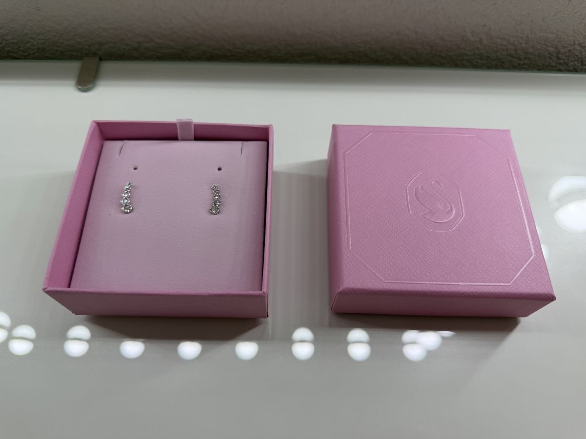 Swarovski Ohrringe & -stecker: Boucles d’oreilles Swarovski – Neu und originalverpackt aus Chavannes-Renens von emdressing 2