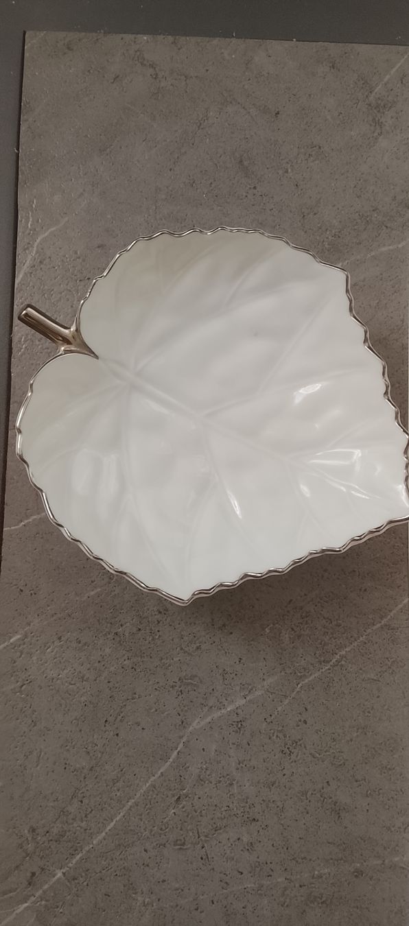 Alle Dekorationen: Deko Schale Blatt weiss mit Silberrand – Gebraucht aus Oberriet SG von snj_bjb7