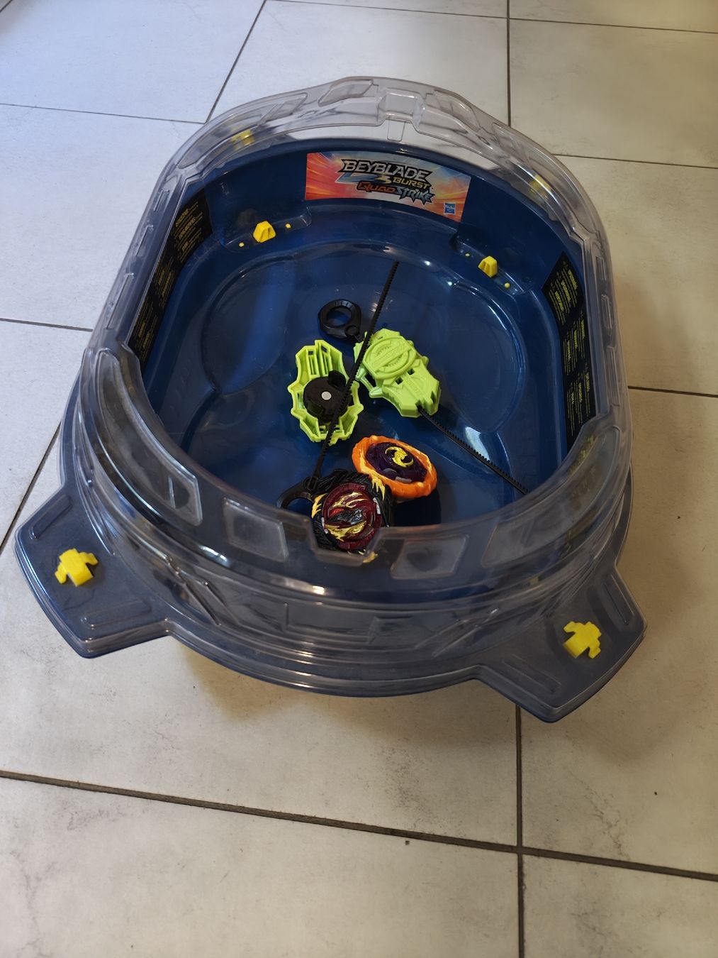Giocattoli: Beyblade Burst QuadStrike Light Ignite Set – Usato da Basel venduto da Universe.