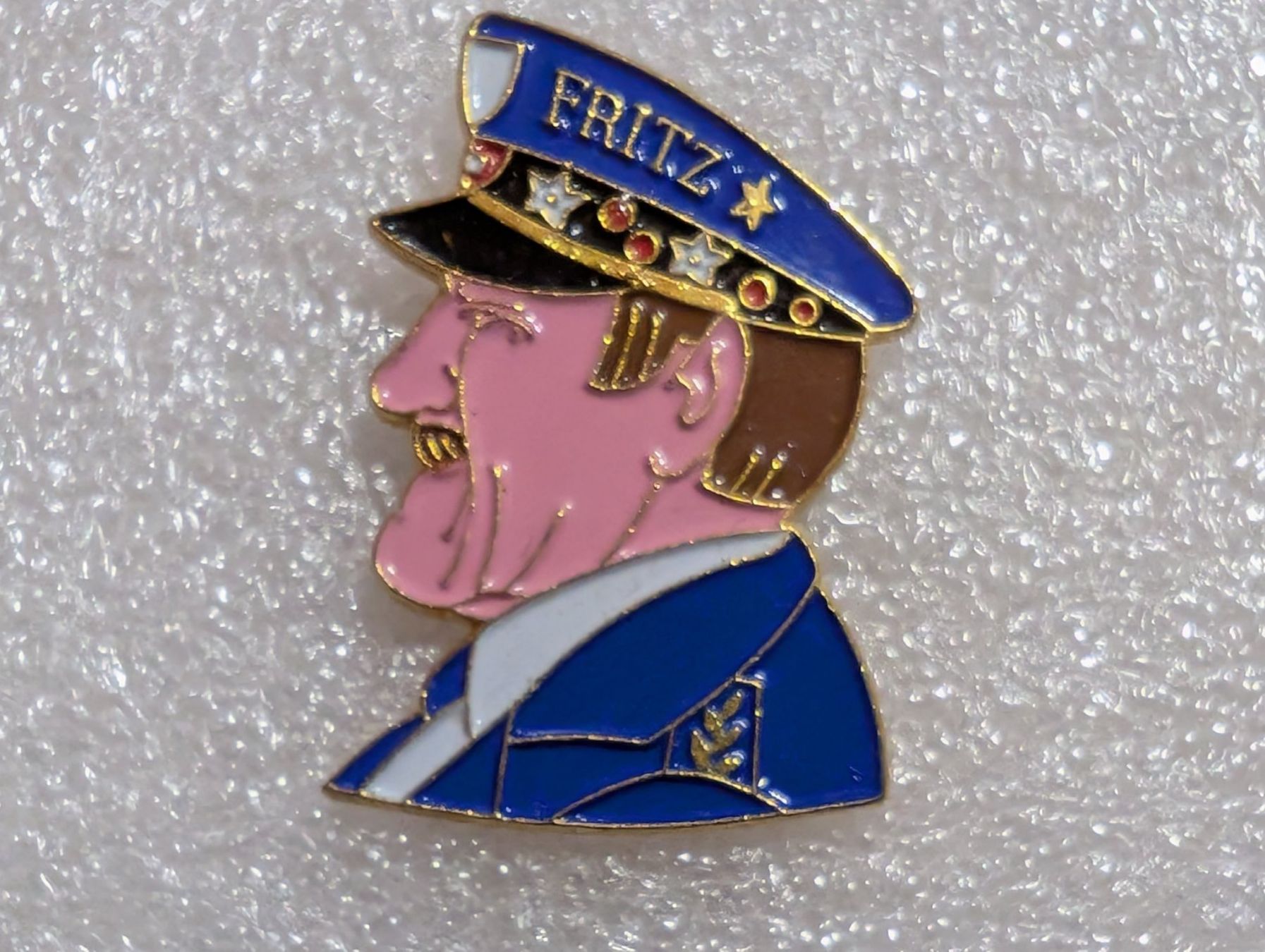 Placchette & Badge: Ansteckpin 153: Kapo Fritz – Usato da Oppligen venduto da Pin-Fall-Shop