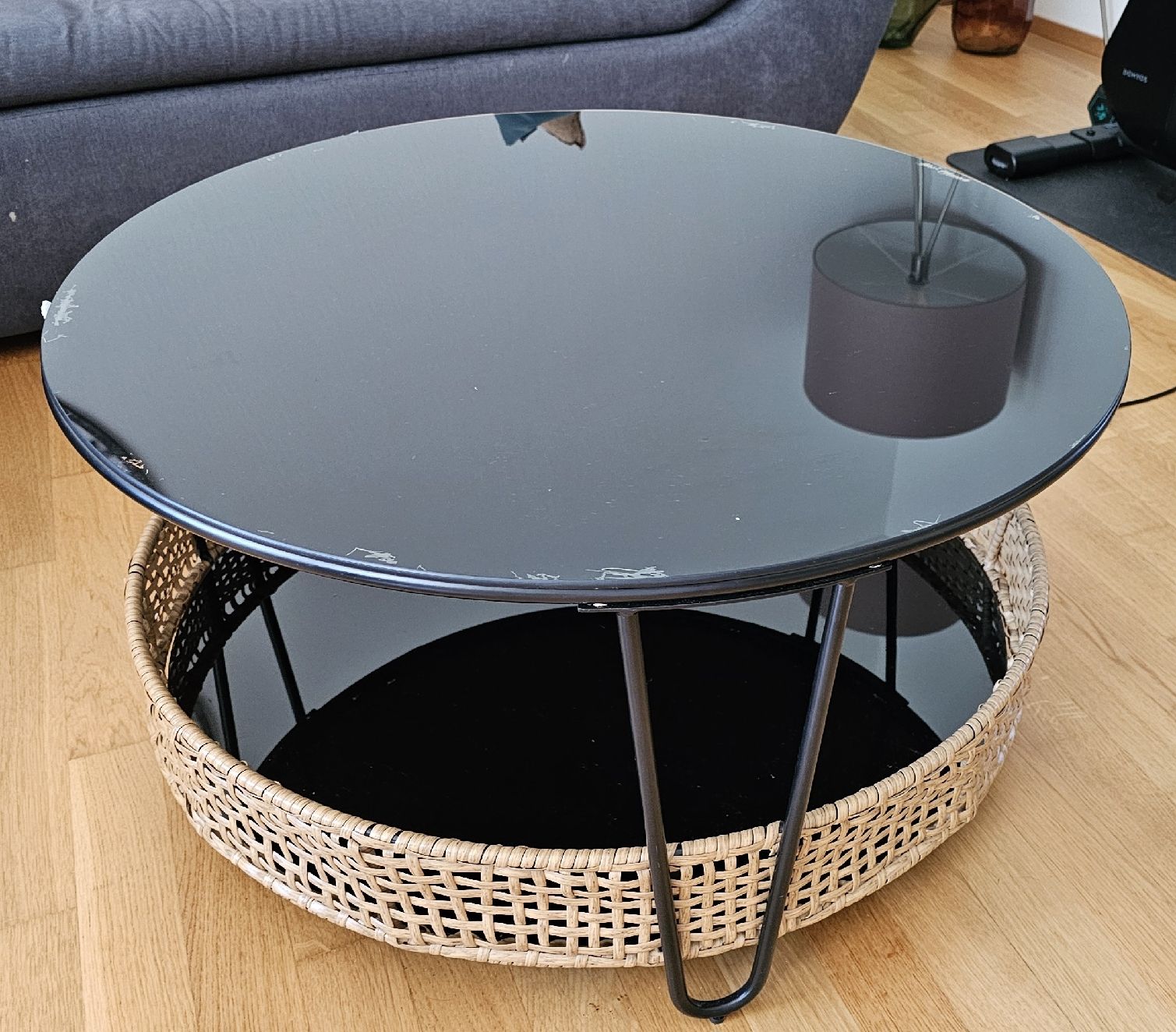 Tische: Runder Glas-Couchtisch mit Rattanablage – Gebraucht aus Chur von rra_t9kw 3