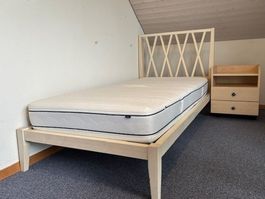 Bett 200x90 Holz Farbe vanille mit Nachttisch+BICO Matratze