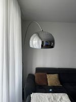 Elegante Designer-Stehlampe in Chromoptik